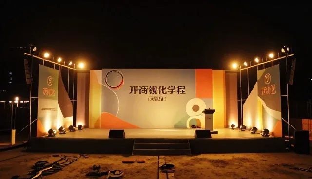 平面文案创作中,两种适配方案的对比与实际取舍